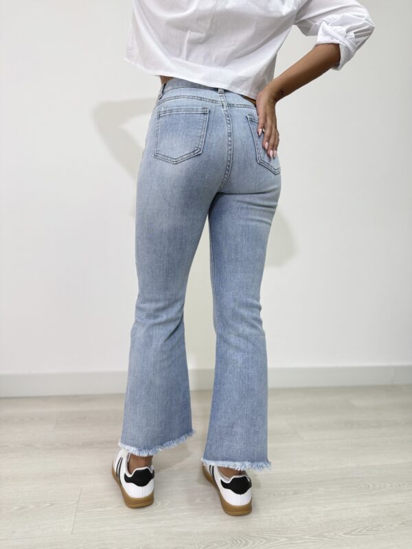 Jeans flare chiaro - immagine 2
