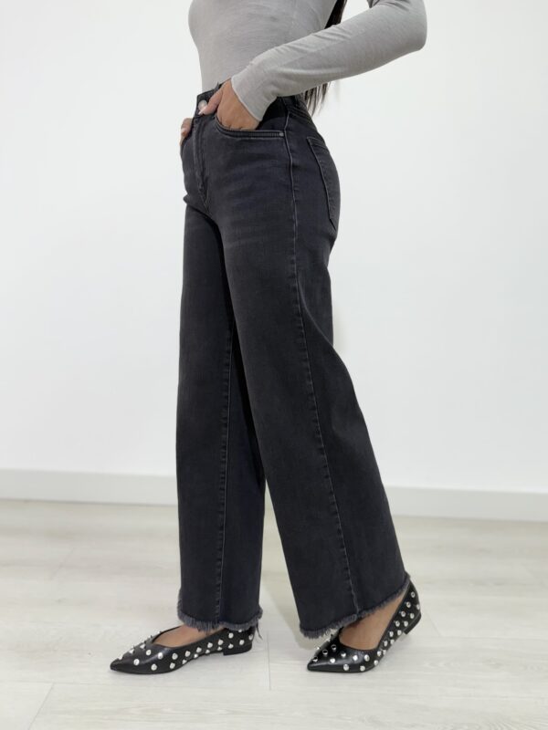 JEANS NERO WIDE LEG SFRANGIATO