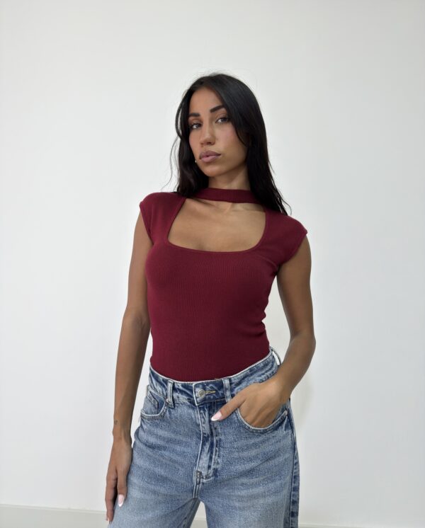 MAGLIA A COSTE CON SCOLLO OVALE