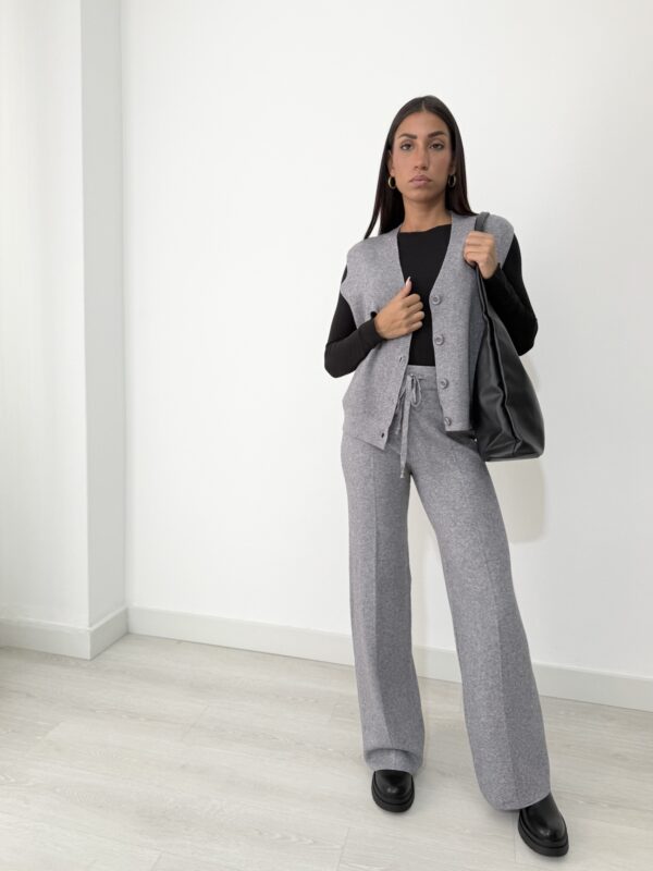 COORDINATO GILET E PANTALONE IN MAGLIA - immagine 2