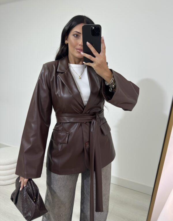 BLAZER SIMIL PELLE CON CINTURA